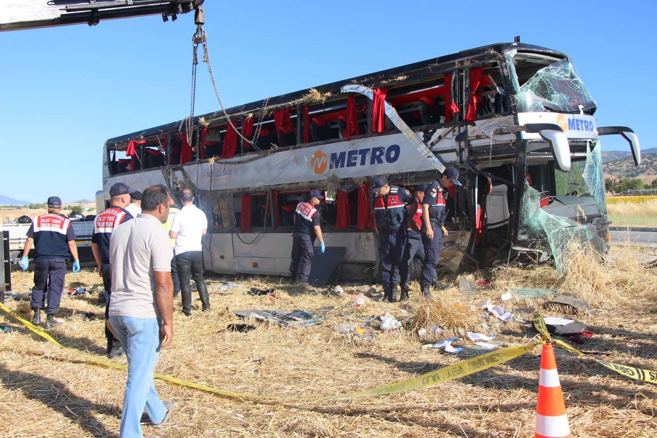 Yolcu otobüsü şarampole devrildi! 2'si ağır 46 yaralı var 10
